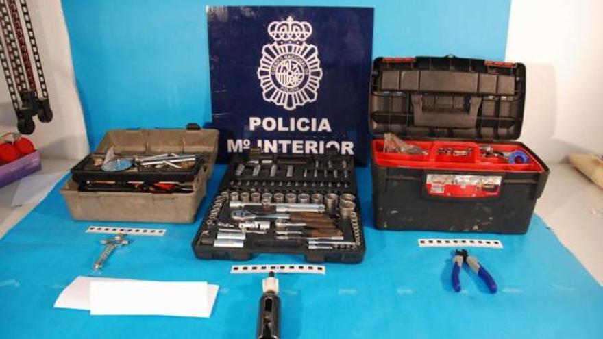 Herramientas intervenidas y que los tres detenidos utilizaban en los robos que cometían.  // Comisaría