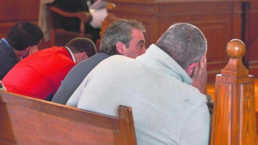 Durán, en primer término, junto a los otros acusados, en el banquillo de la Sección Segunda de la Audiencia Provincial. // Gustavo Santos
