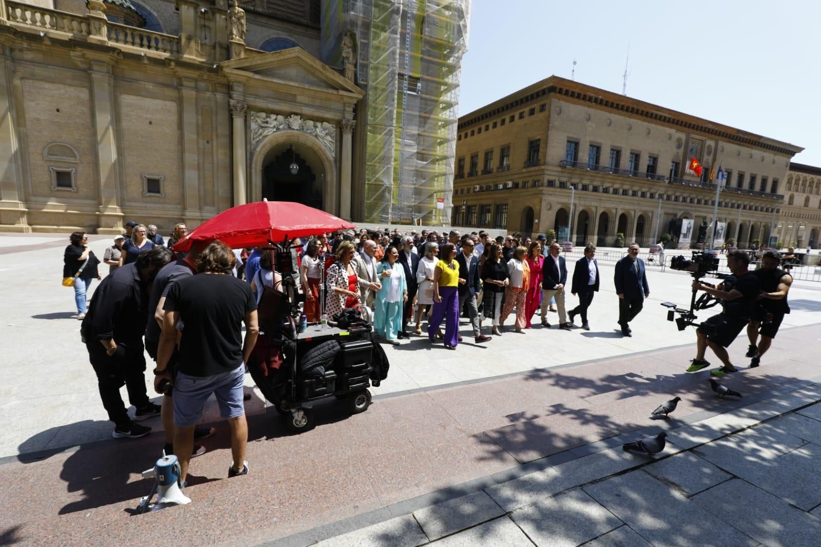 En imágenes | Expectación en la plaza del Pilar de Zaragoza por el rodaje del 'remake' de 'Salida de misa de doce'