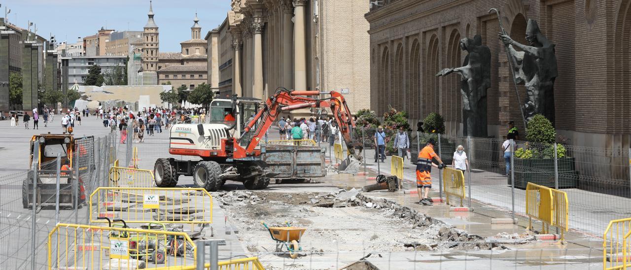 Las filtraciones de agua de la tubería estaban provocando que se hundiera el pavimento de la plaza.