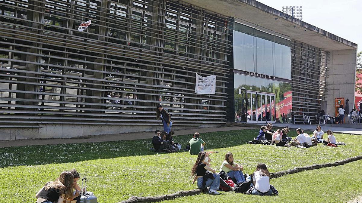 Estudiants davant la facultat de Ciències de la UdG, a principis d’aquest curs