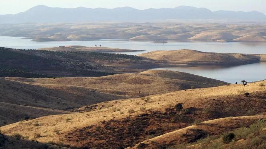 Es el embalse más grande de España y el tercero de Europa: sus 14.000 hectáreas de agua cambiaron para siempre el paisaje de Extremadura