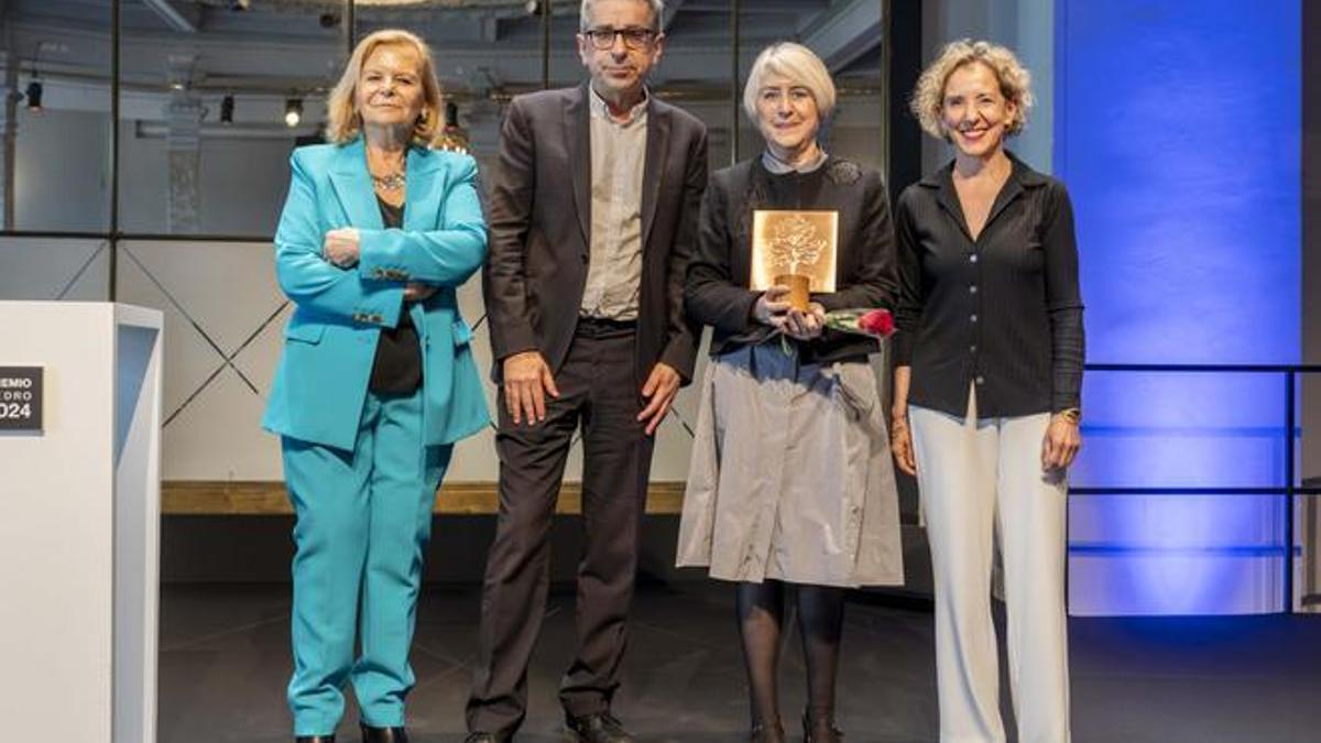 De izda. a dcha., la presidenta de CEDRO Carme Riera, el secretario de estado de Cultura Jordi Martí, la escritor Gemma Lienas y la secretaria de estado de Igualdad, Aina Calvo, durante la entrega del premio.