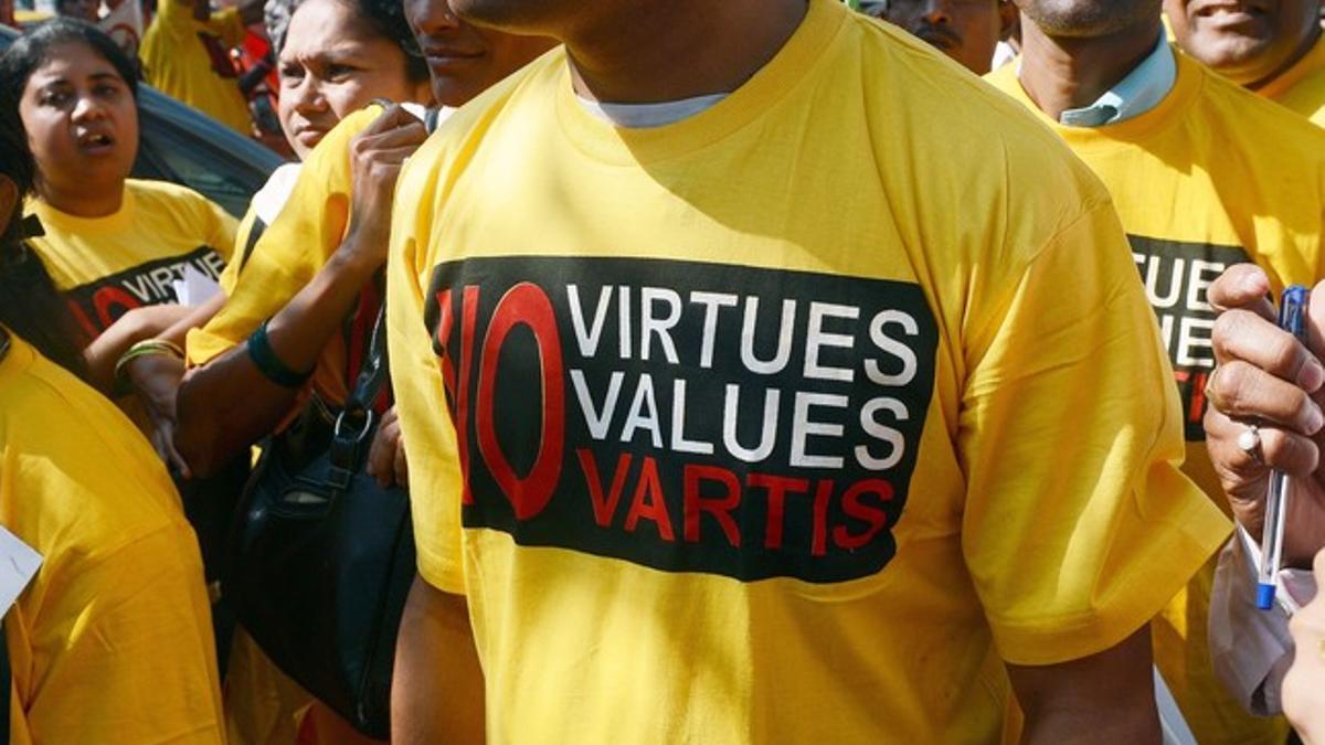 Un manifestante, durante una protesta contra Novartis, el pasado diciembre en Bombay.