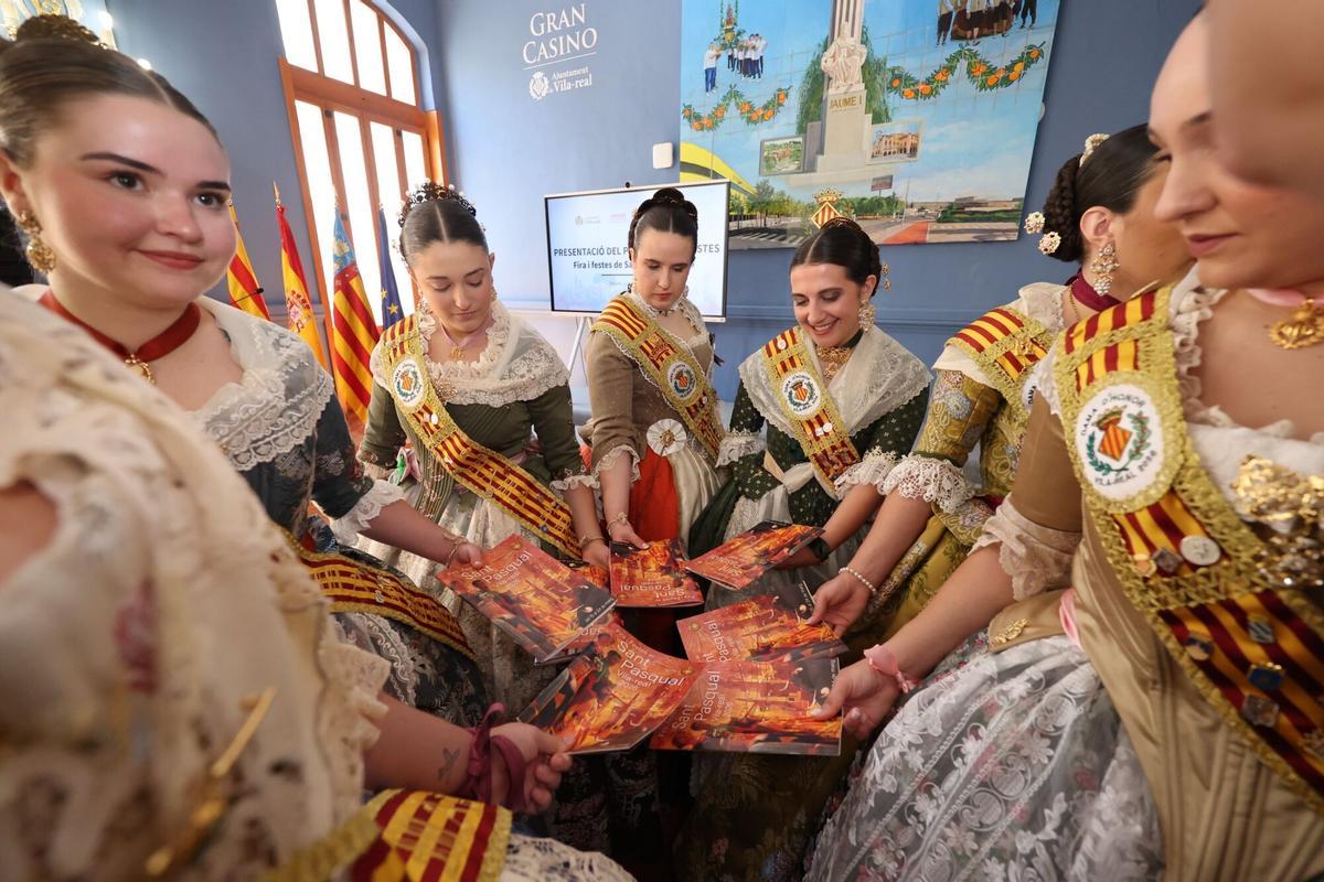 12/05/2026. VILA-REAL. En el Gran Casino, presentación del llibret de las fiestas de Sant Pasqual. Fotos variadas del acto, de la reina y las festeras ojeando el programa, etc.