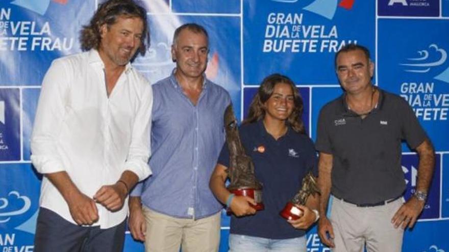 José Frau, Jaume Tomàs, la ganadora Paula Lissorgues y el presidente del Club Nàutic S&#039; Arenal, Óscar Estellers.