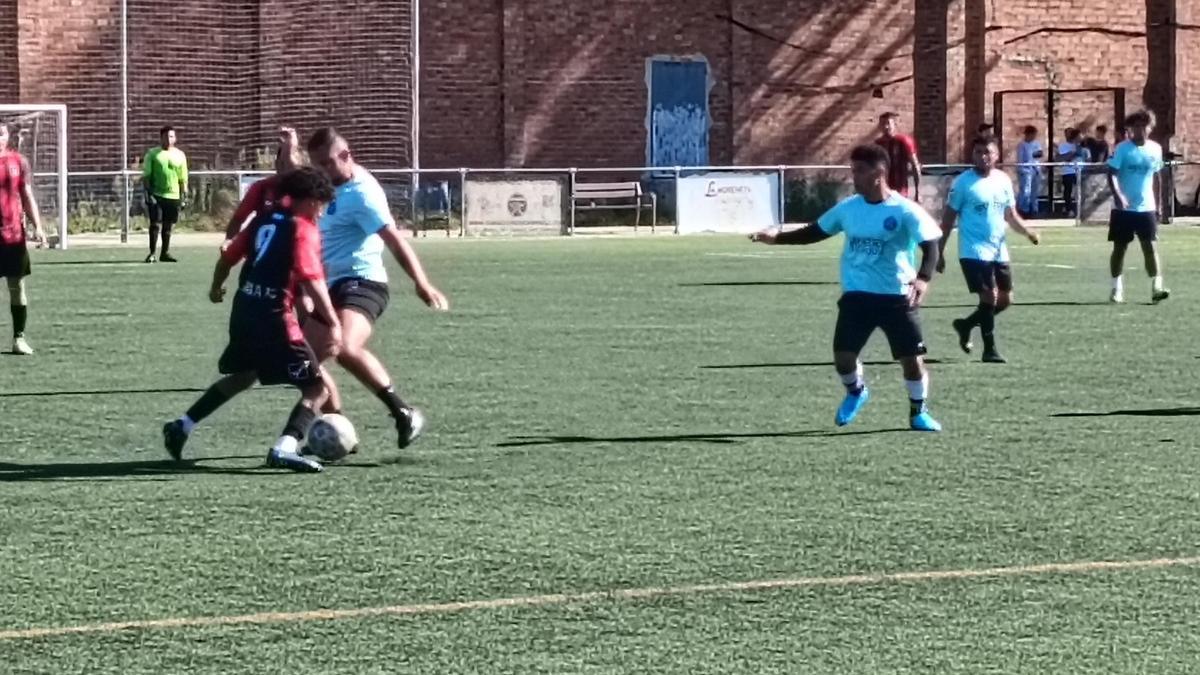 Un dels partits del torneig al camp de la Coma Cros