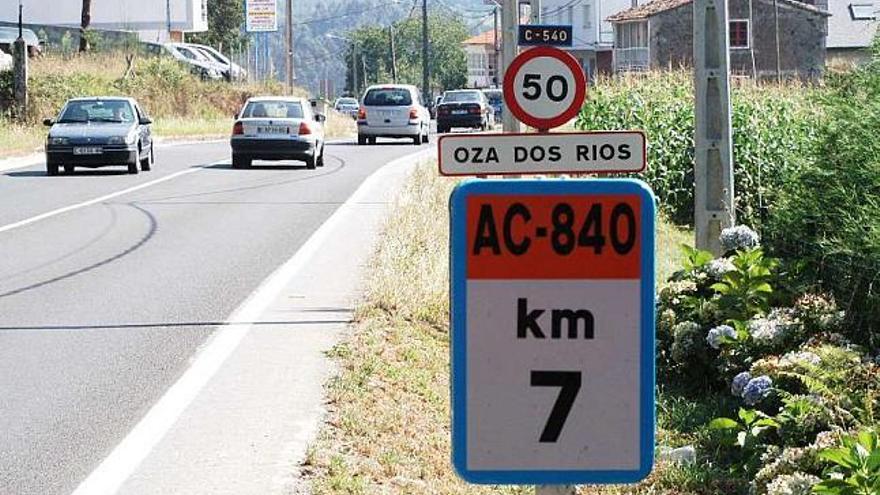 La carretera que atraviesa Oza, la AC-840, a su paso por Porzomillos. / la opinión