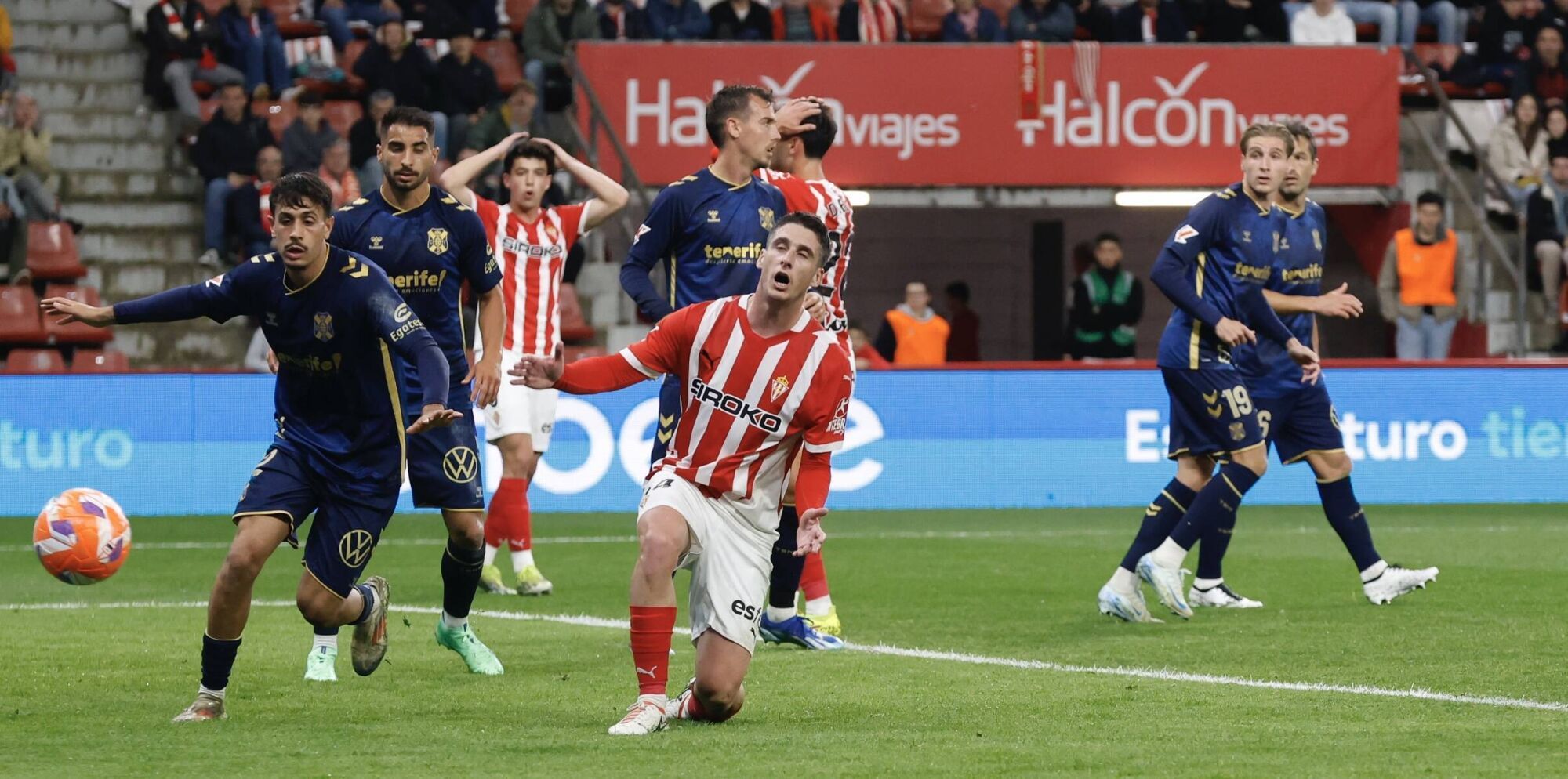 EN IMÁGENES: El Sporting - Tenerife disputado en El Molinón