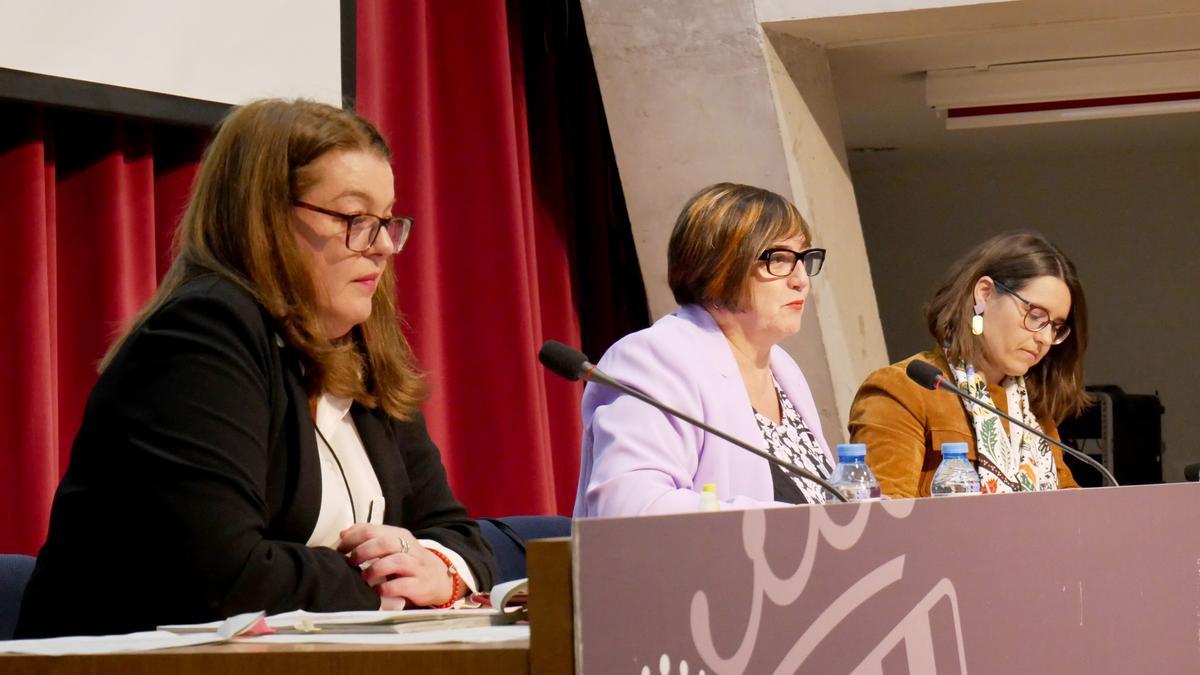 Las responsables de Conselleria de Vivienda, en Crevillent durante la reunión