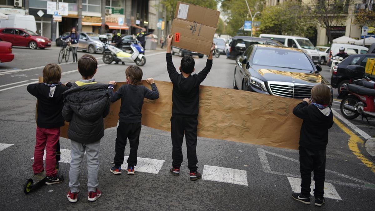 Los alumnos de la escuela Diputació dan la cara ante los coches