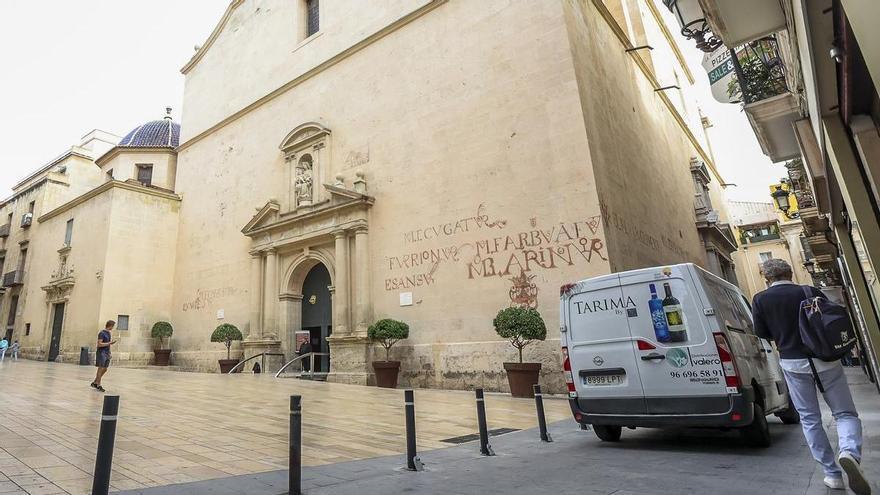 Bolardos en el Casco Antiguo de Alicante para frenar el desmadre de los camiones de reparto