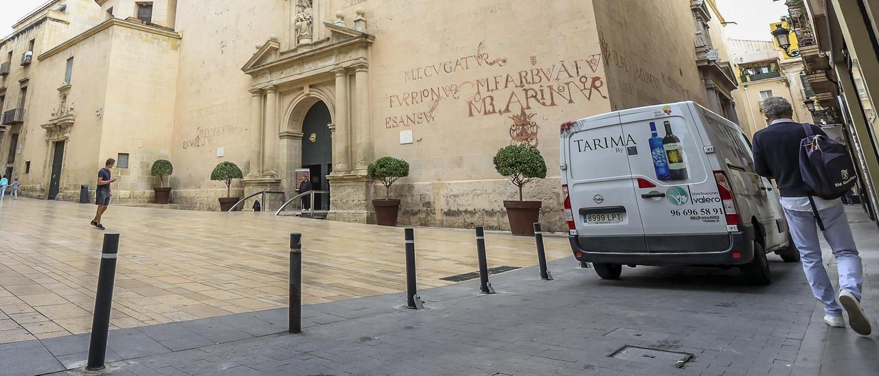 Nuevos bolardos colocados para impedir a los camiones entrar a la plaza del Abad Penalva