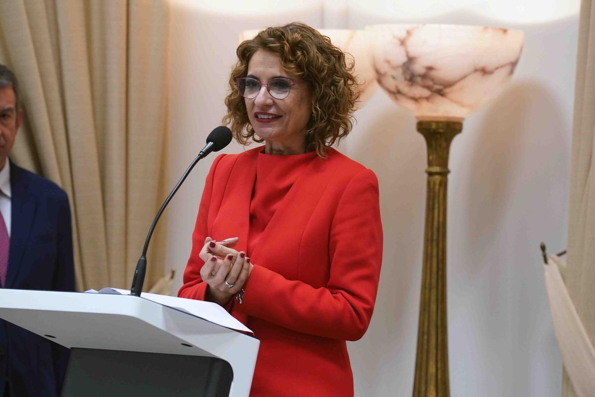 MLG 27-02-2025.- La vicepresidenta primera del Gobierno y ministra de Hacienda, María Jesús Montero, preside el acto de entrega a la familia de la declaración de reconocimiento y reparación a Manuel José García Caparrós, al que asiste el secretario de Estado de Memoria Democrática, Fernando Martínez; el delegado del Gobierno en Andalucía, Pedro Fernández; el subdelegado del Gobierno en Málaga, Javier Salas; el alcalde de Málaga, Francisco de la Torre; otros ediles de la Corporación municipal; y el vicepresidente de Gestión Económica Administrativa de la Diputación de Málaga, Manuel Marmolejo