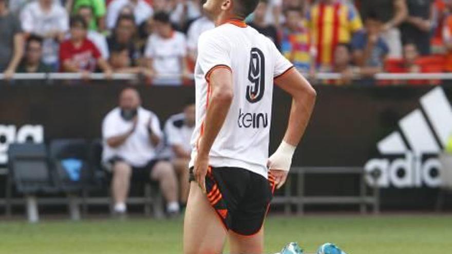 Rafa Mir, durante un partido con el filial en Mestalla.