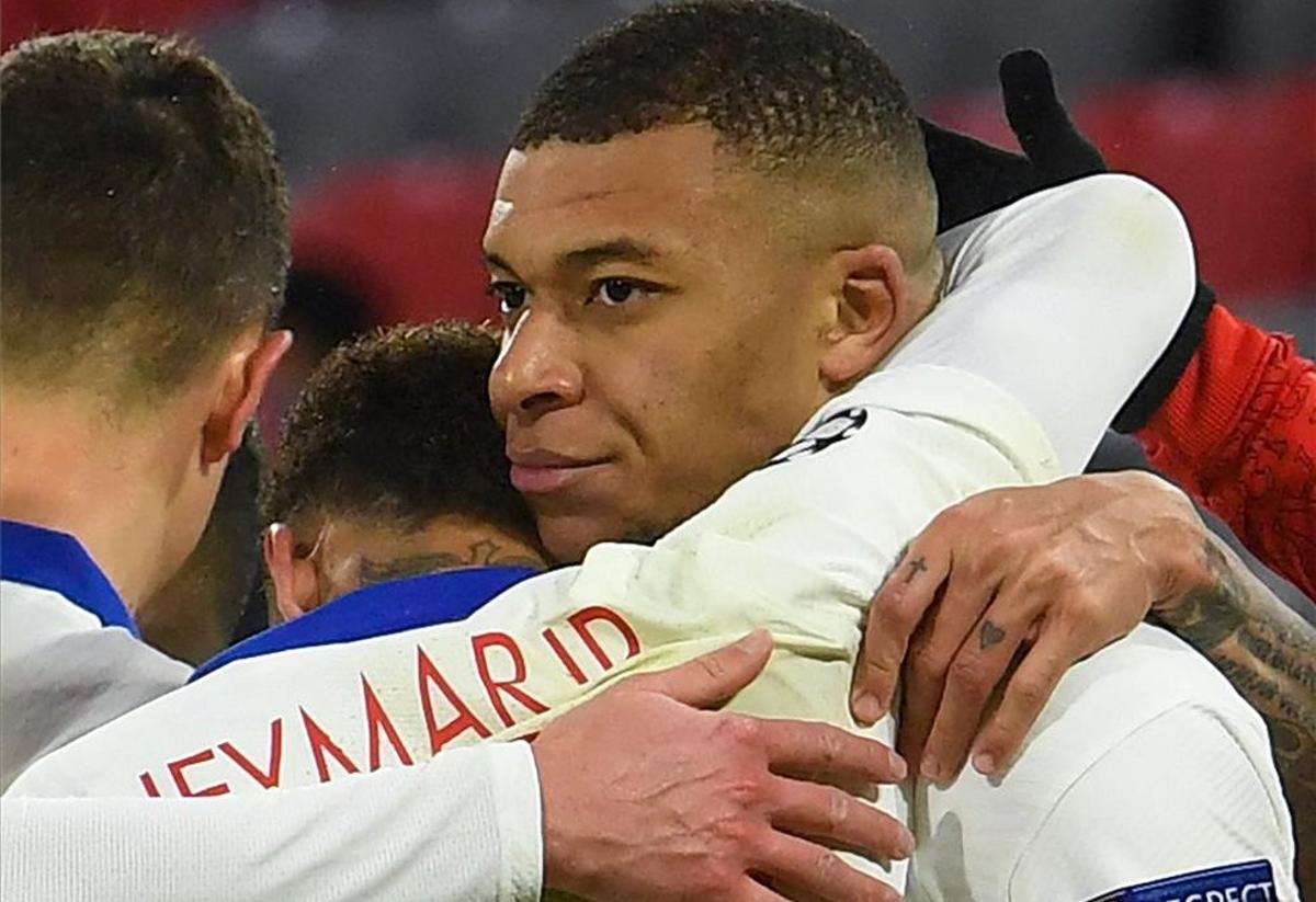 Mbappé celebra con Neymar el tercer gol ante el Bayern