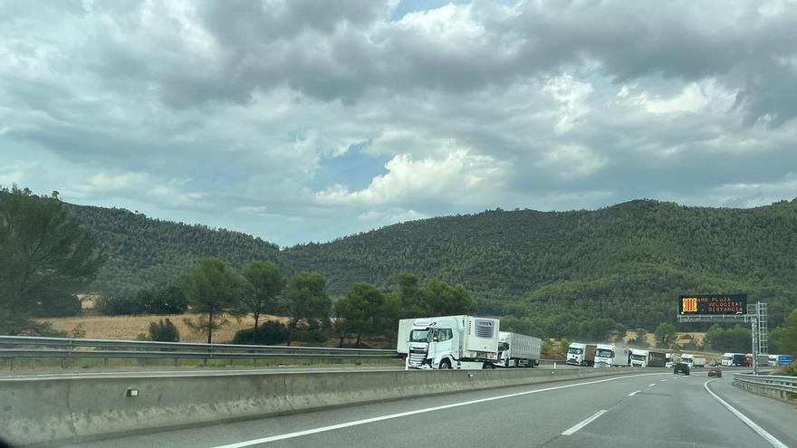 Un camió accidentat obliga a tallar la calçada de la C-25 a Manresa en sentit Cervera
