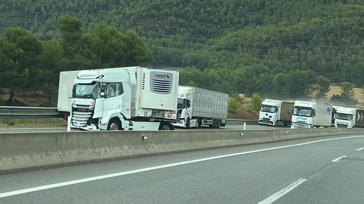 El camió que ha fet tisora després de patir una sortida de via