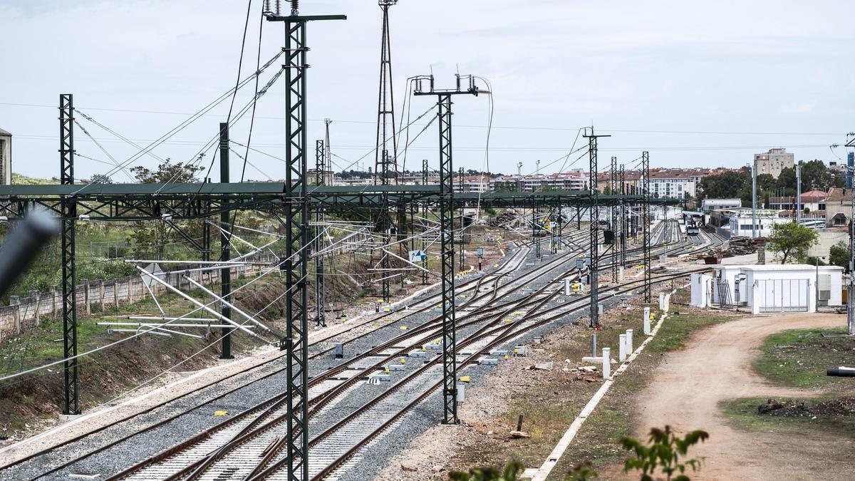 Renfe recupera paulatinamente los trenes Media Distancia que conectan Extremadura con Madrid, Puertollano y Sevilla