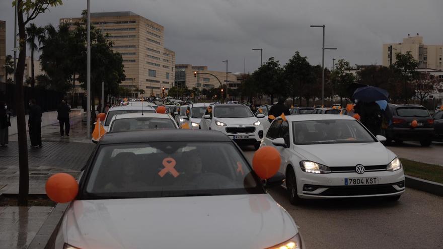La &#039;marea naranja&#039;  por la enseñanza concertada se manifiesta en coche por las calles de Palma