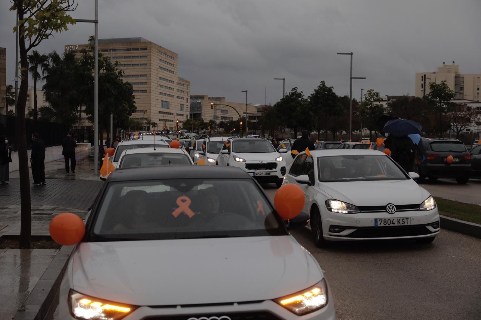 La 'marea naranja'  por la enseñanza concertada se manifiesta en coche por las calles de Palma