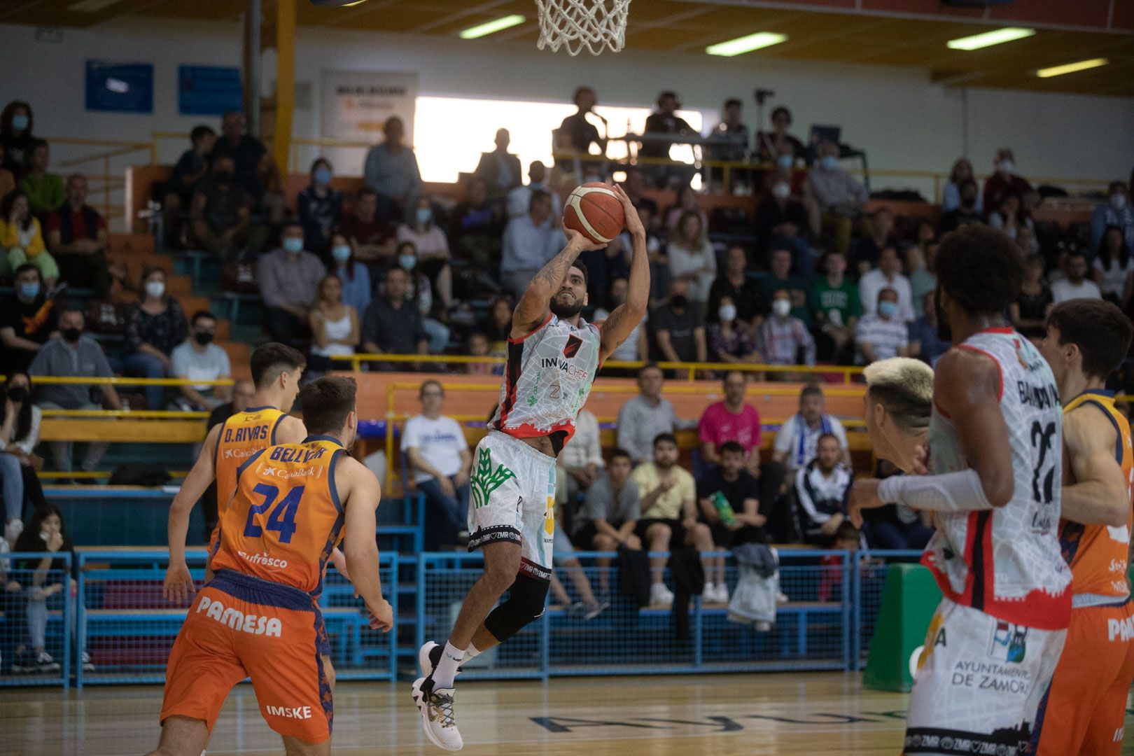 GALERÍA | Las mejores imágenes del partido de baloncesto entre el Zamora Enamora y el Valencia Basket "B"