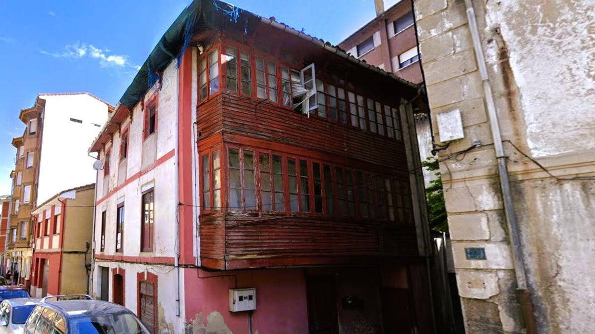 El edificio que se va a derribar próximamente en Moreda. | A. Velasco