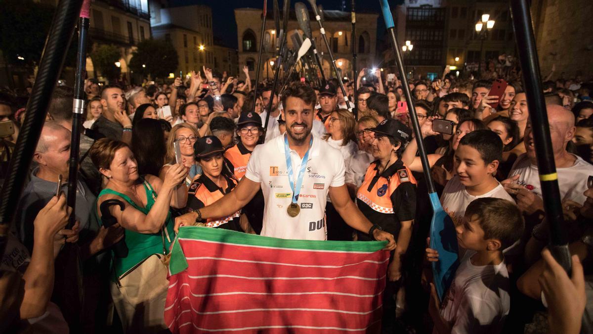 Carlos Garrote, con la bandera de Zamora