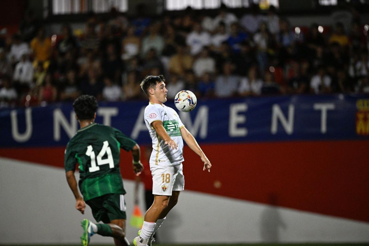 Marcos Montero, mejor jugador del torneo, controla el balón con el pecho.