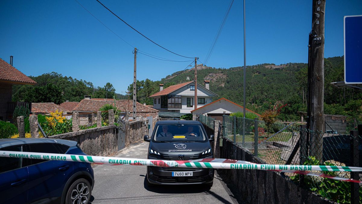 El coche fúnebre, esta tarde cerca del lugar de los hechos.