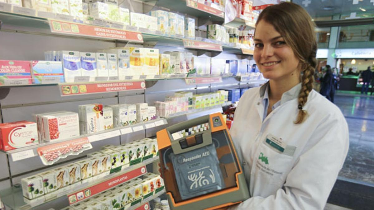 El desfibrilador de una farmacia salva la vida a un hombre en la estación de Sants