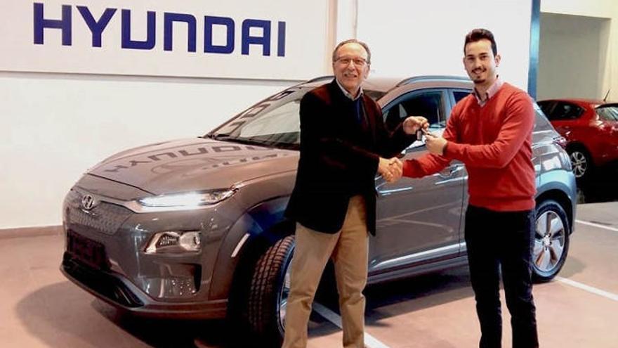 Entrega a un cliente del Hyundai Kona EV