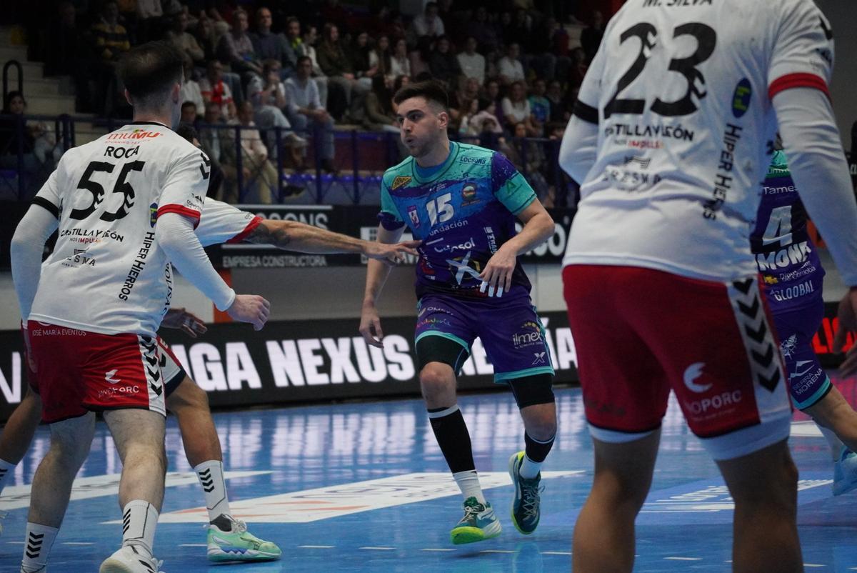 Lucas Aizen pugna con la defensa del Nava.