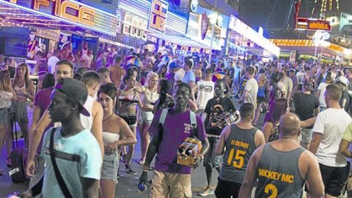 Turistas británicos recorren una transitada calle de Punta Ballena, en Magaluf, el pasado mes de julio.