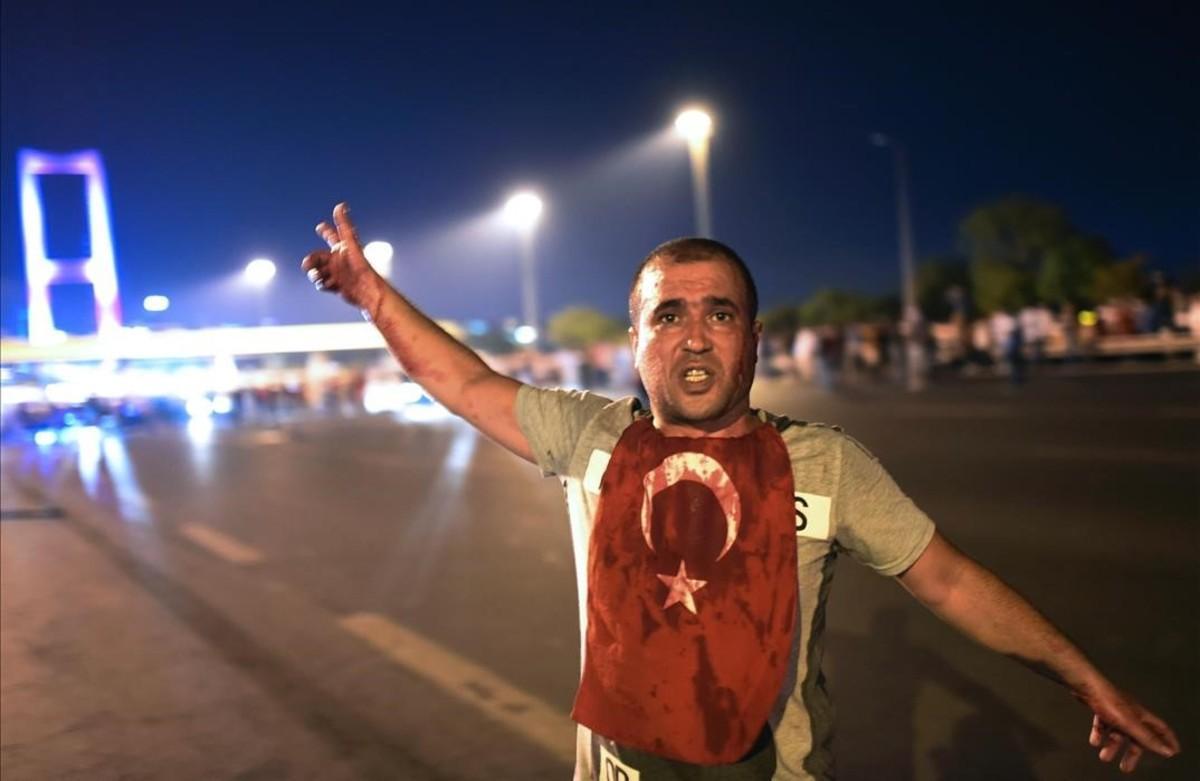 Un hombre con sangre en la cara a consecuencia de los enfrentamientos con militares en la entrada del puente del Bósforo  en Estambul. 