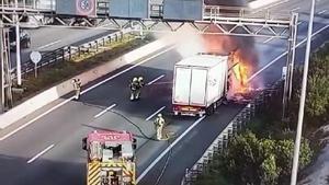 Un camión incendiado en la AP-7 en Castellbisbal