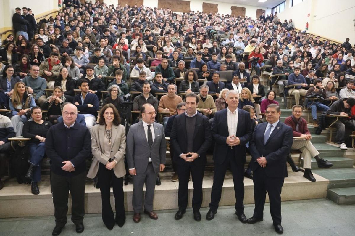 Carlos Cuerpo, entre el rector de la USC, Antonio López, y el economista Santiago Lago Peñas, esta mañana en la Facultade de Económicas de la USC