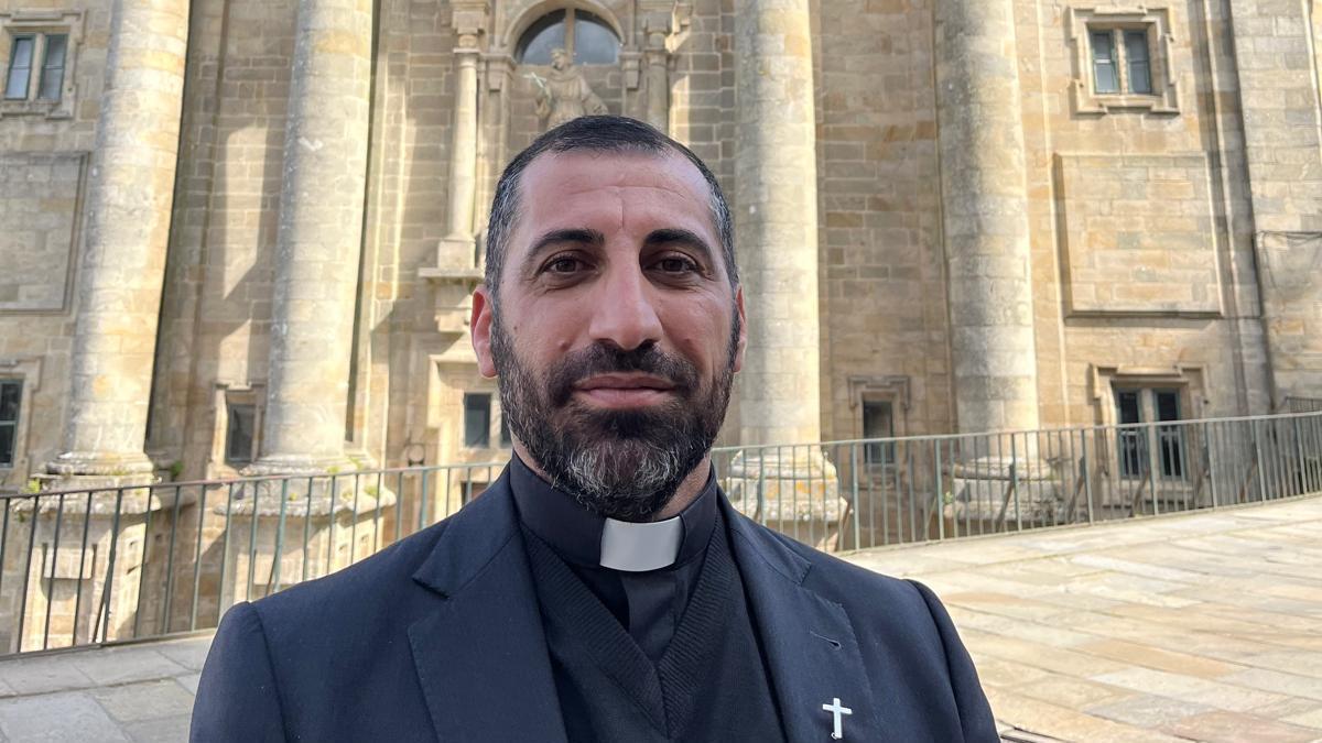 Naim Shoshandy, sacerdote iraquí, ante el Convento de San Francisco.