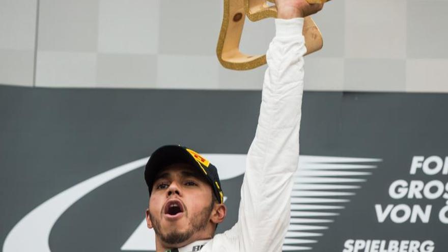 Lewis Hamilton celebra la victòria a Àustria després d&#039;un avançament a l&#039;última volta sobre Nico Rosberg.