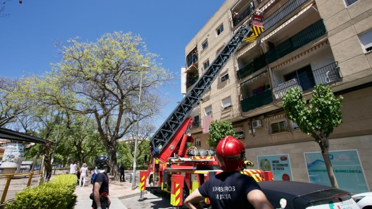 Bomberos en el lugar del incidente.