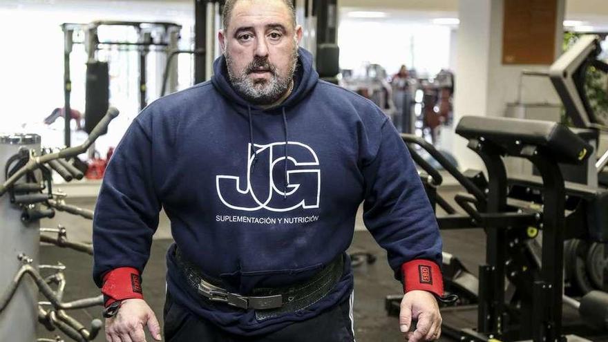 El deportista Julio García, ayer, entrenando en un gimnasio de la ciudad.