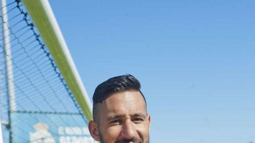 Jonás, en Abegondo, con el nuevo balón invernal para la Liga.