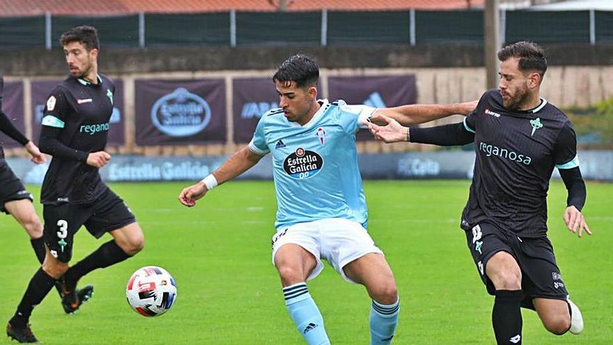 Imagen del partido entre el Celta B y el Racing de Ferrol. |  // RCCELTA