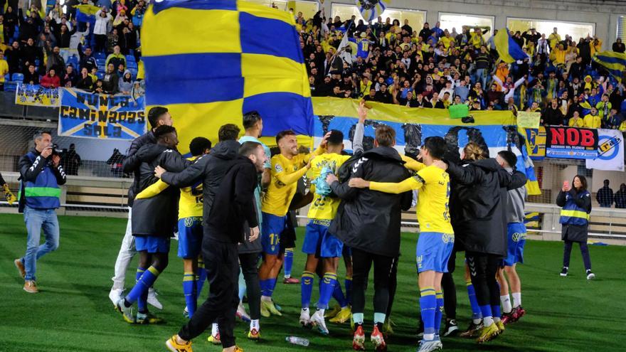 Los jugadores de la UD, con Marc Cardona con la bandera, festejan el triunfo ante el Huesca con Kirian, en primer término, ayer, junto a Naciente. | | JOSÉ CARLOS GUERRA