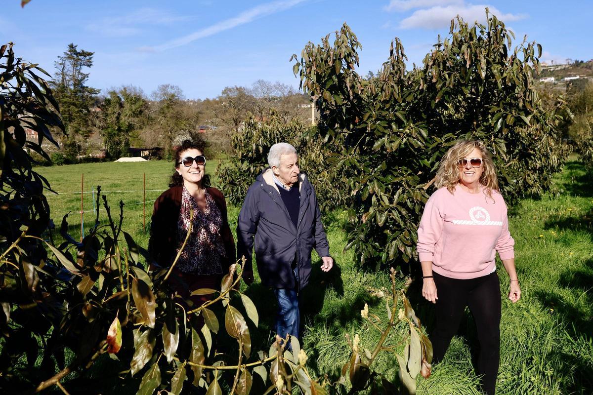 Horacio Cuesta, con sus hijas Lourdes, a la izquierda, y Alejandra.