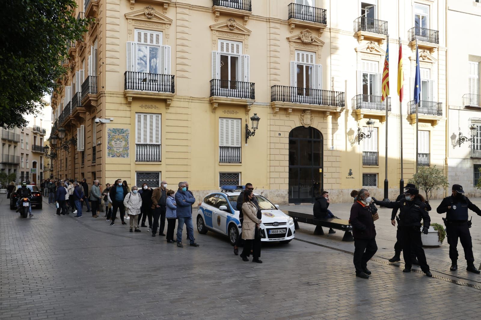 Colas para vacunarse en la plaza de Manises