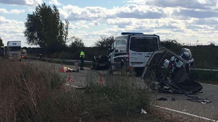 Vehículo completamente destrozado en el accidente en Mózar de Valverde