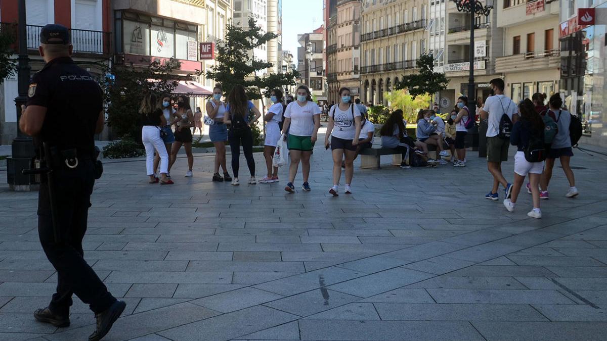 Policía Nacional vigila el uso de la mascarilla en Vilagarcía