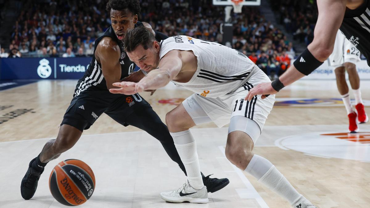 TJ Shorts lucha por un balón ante Hezonja, en una acción del encuentro en el Movistar Arena