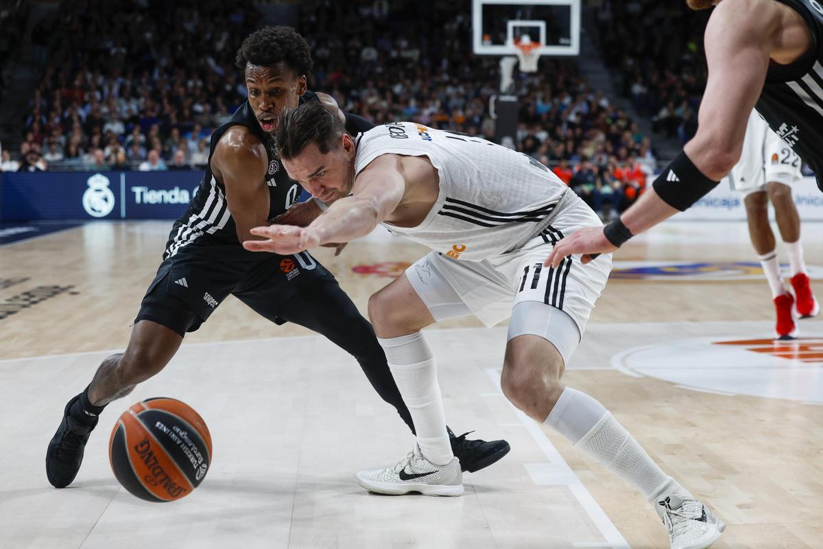 TJ Shorts lucha por un balón ante Hezonja, en una acción del encuentro en el Movistar Arena